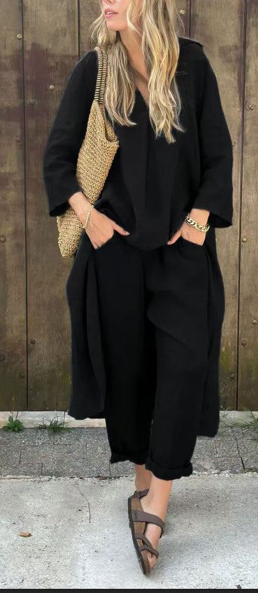 Ensemble 2 pièces femme noir décontracté avec pantalon large et haut ample, porté avec sac en paille et sandales.