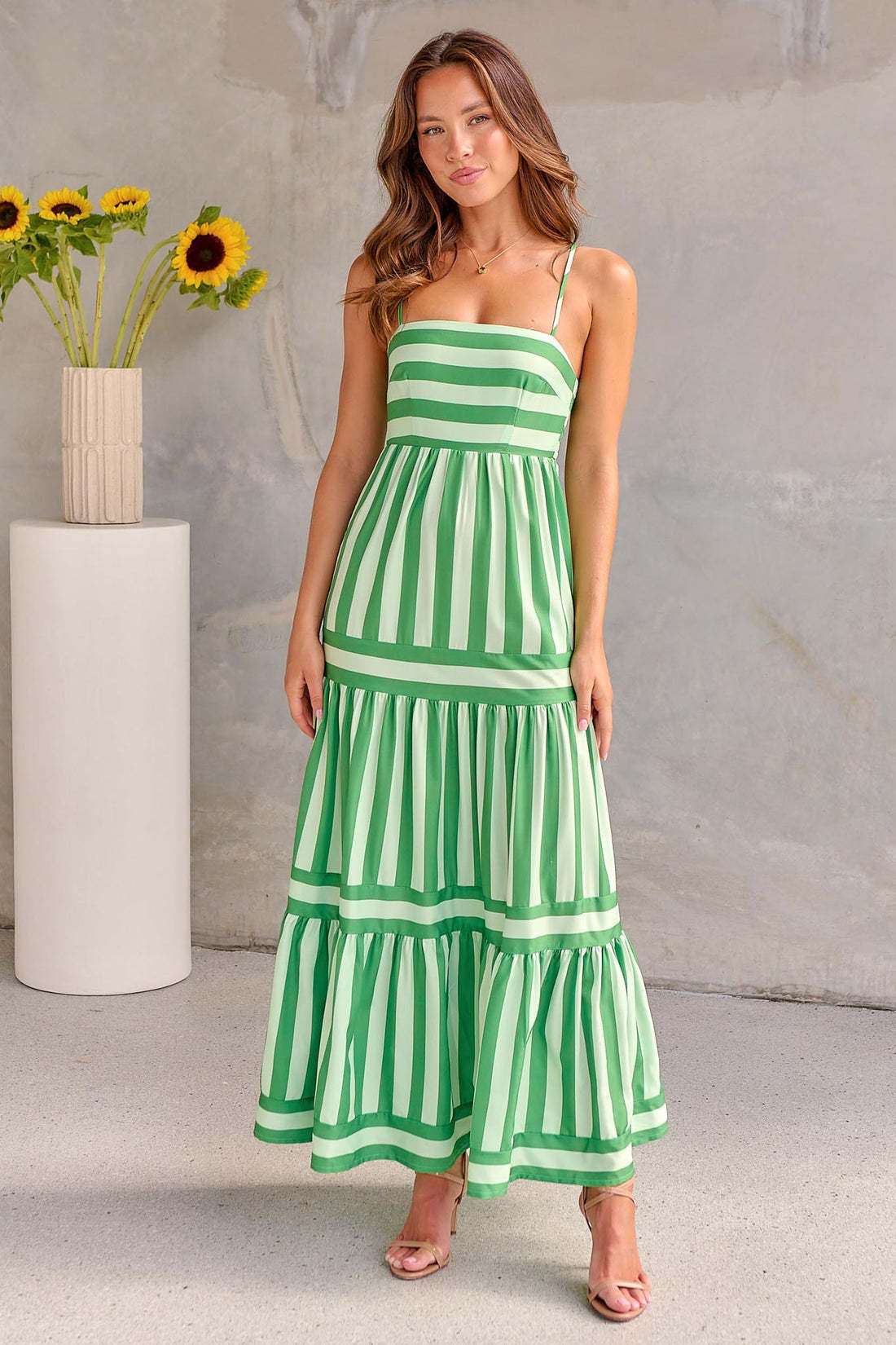 Robe longue à bretelles rayée verte et blanche style plage, coupe fluide et élégante d'été.