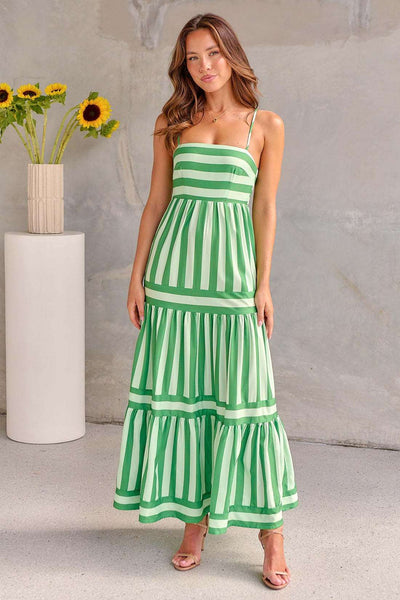 Robe longue à bretelles rayée verte et blanche style plage, coupe fluide et élégante d'été.