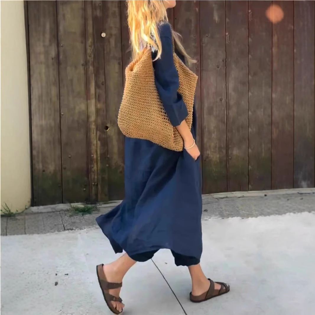 Femme en ensemble 2 pièces bleu marine avec sac en paille, style décontracté et élégant.