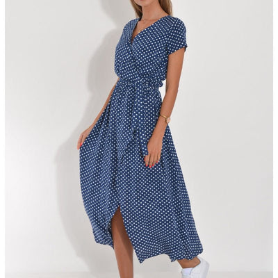 Robe de plage bleue à pois blancs style chic décontracté pour femmes avec coupe portefeuille et ceinture à nouer