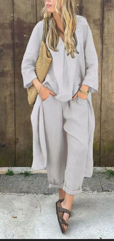 Ensemble 2 pièces femme élégant gris, blouse et pantalon amples, look décontracté confortable avec sac en paille et sandales.