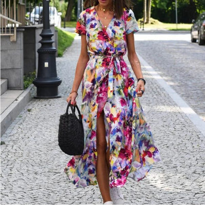 Femme portant une robe de plage fluide à imprimé floral coloré avec ceinture à nouer pour un style chic décontracté.
